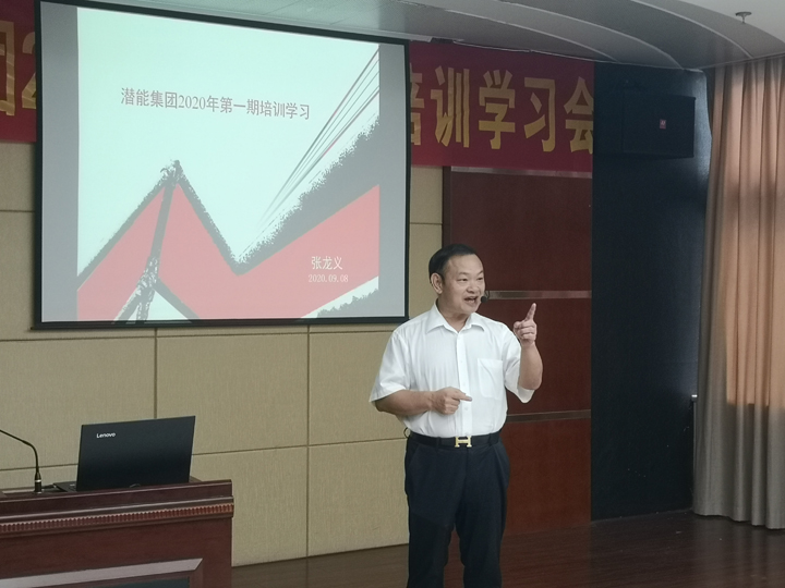 張龍義(yi) 董事長給學員們(men) 授課