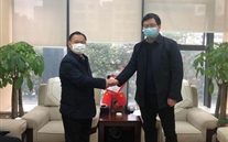 守望相助，共克時艱——大渡口區紅十字會為德赢·VWIN集團送來捐贈證書