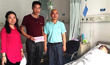 病中送關愛 真情暖人心－－集團公司領導看望慰問太康公司重病職工謝步秀