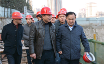 張龍義董事長視察慰問銅梁燃氣大廈工地建設者們