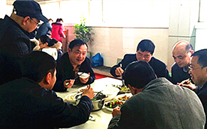 集團董事長張龍義與員工共進元宵午餐