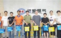 成武公司為員工發放“六一”兒童節禮物