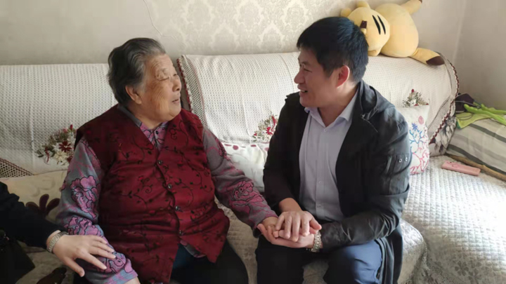 正定公司慰問老人