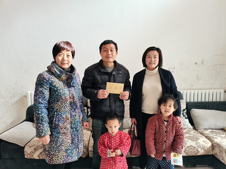 成武公司總經理尹曉莉、工會(hui) 主席袁潔到員王國建家中送溫暖2