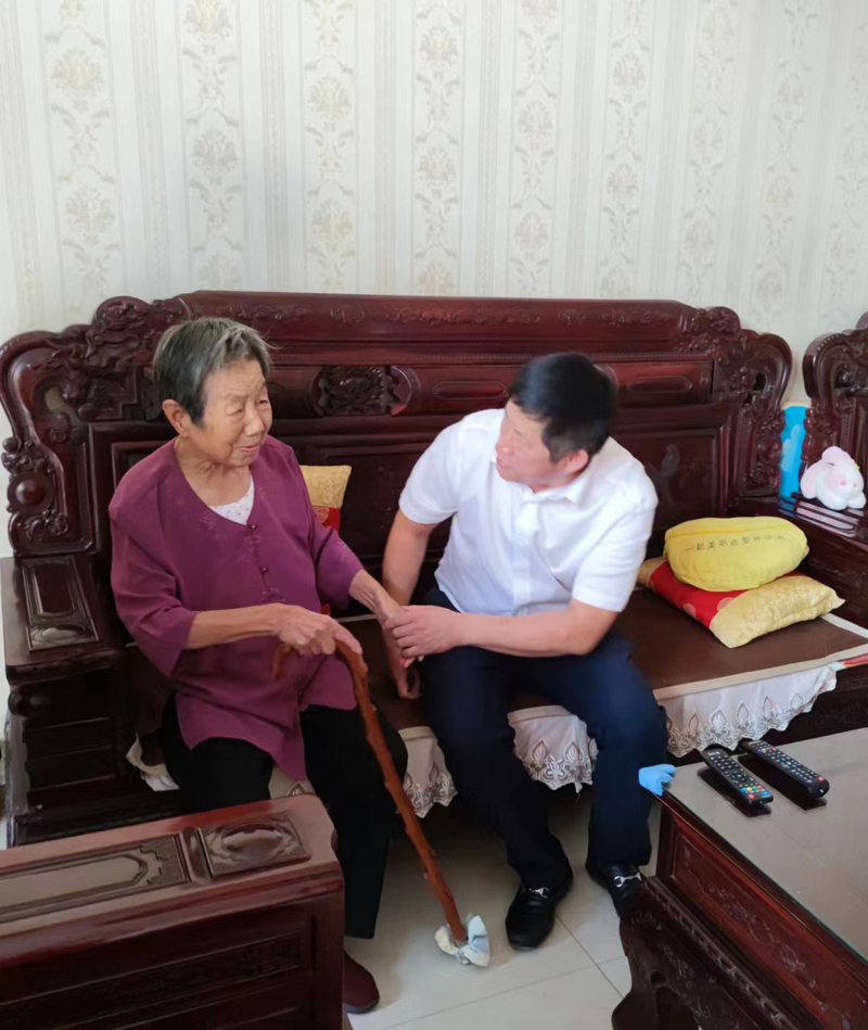 正定公司慰問老人